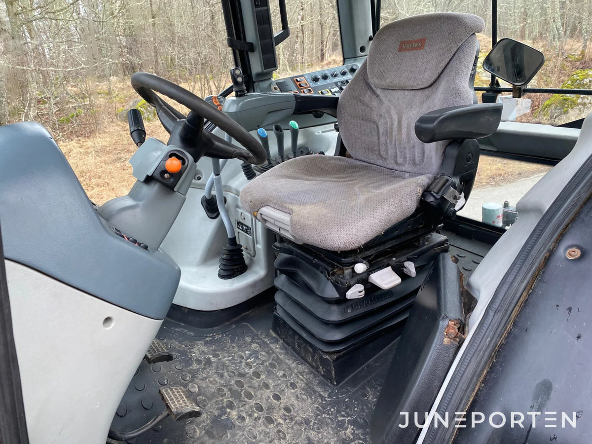 Valtra N113 med frontlastare och frontlyft