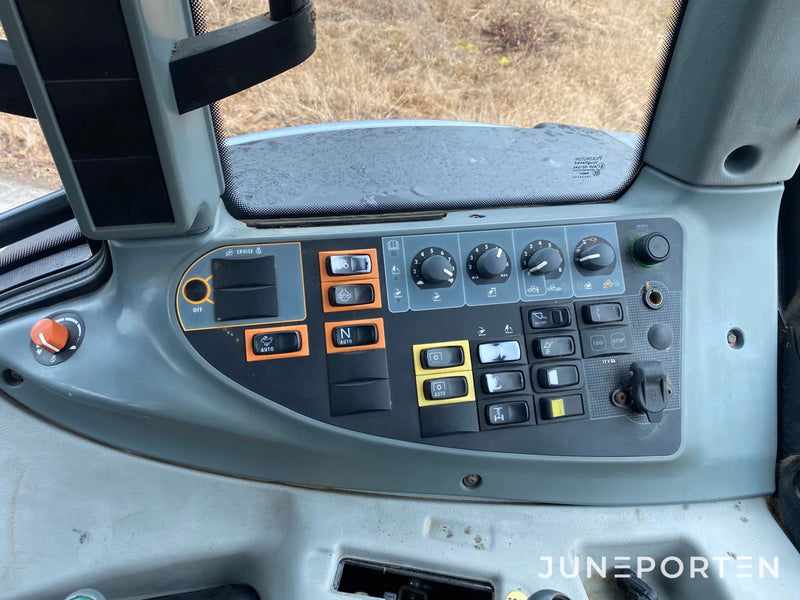 Valtra N113 med frontlastare och frontlyft