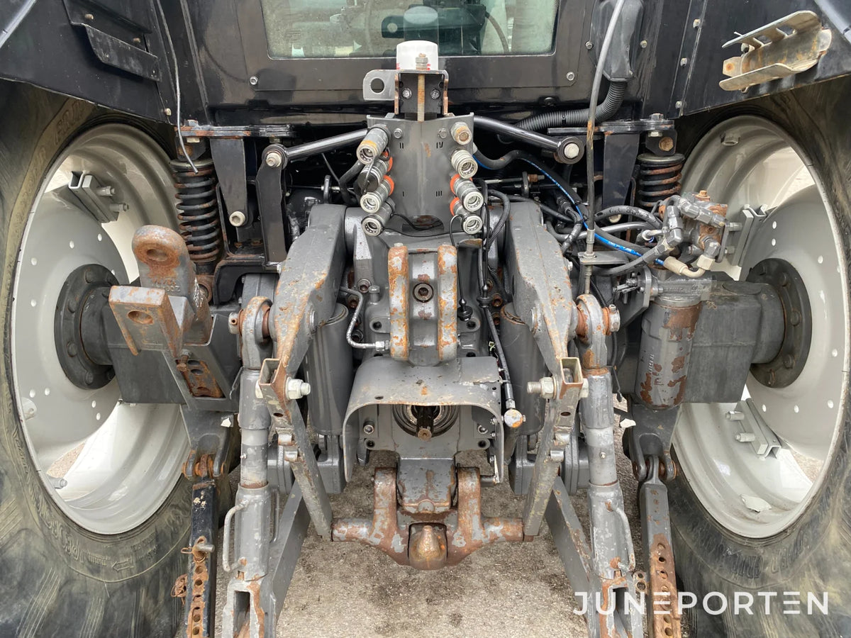 Valtra N113 med frontlastare och frontlyft