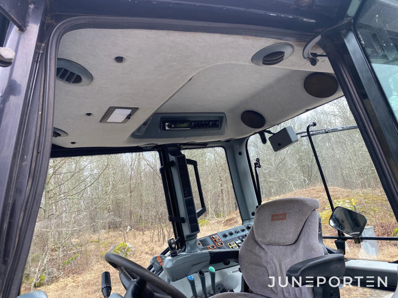 Valtra N113 med frontlastare och frontlyft