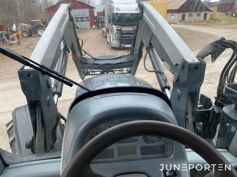 Valtra N113 med frontlastare och frontlyft