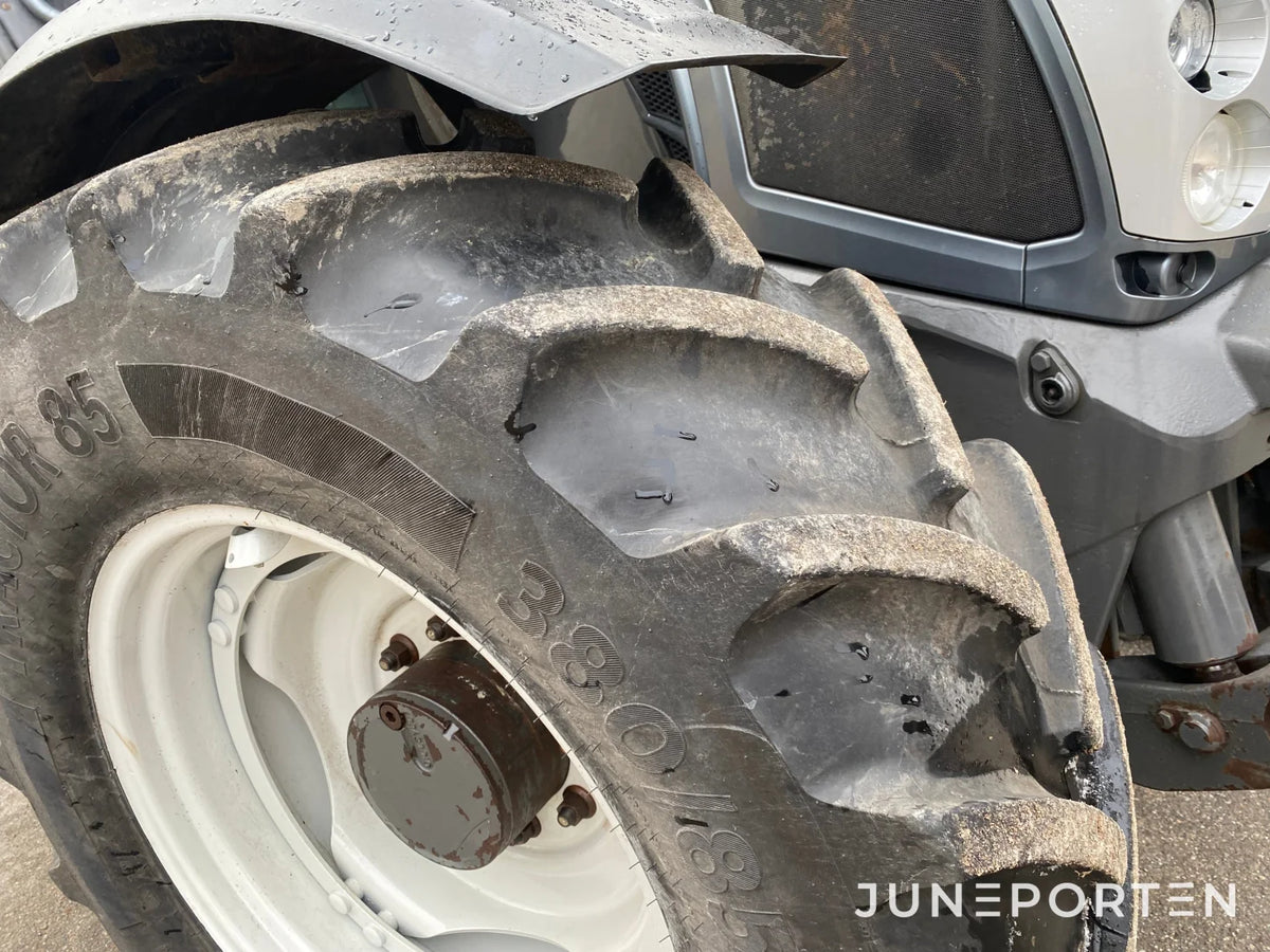 Valtra N113 med frontlastare och frontlyft