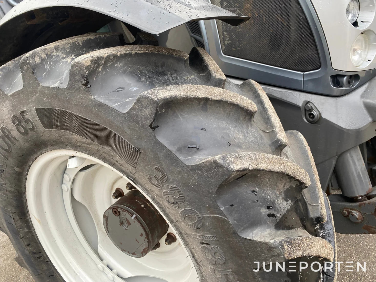 Valtra N113 med frontlastare och frontlyft
