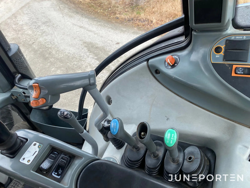 Valtra N113 med frontlastare och frontlyft
