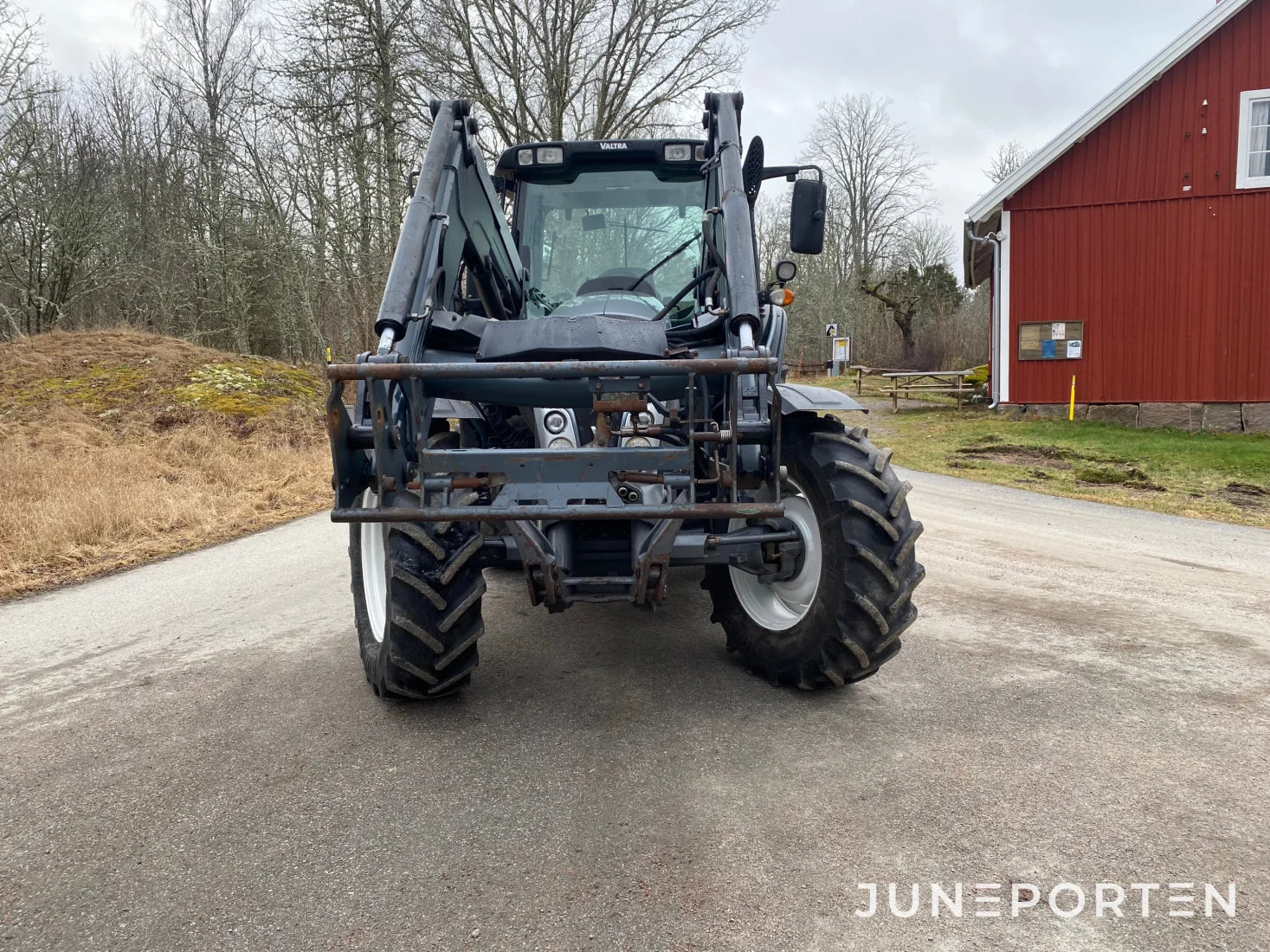 Valtra N113 med frontlastare och frontlyft