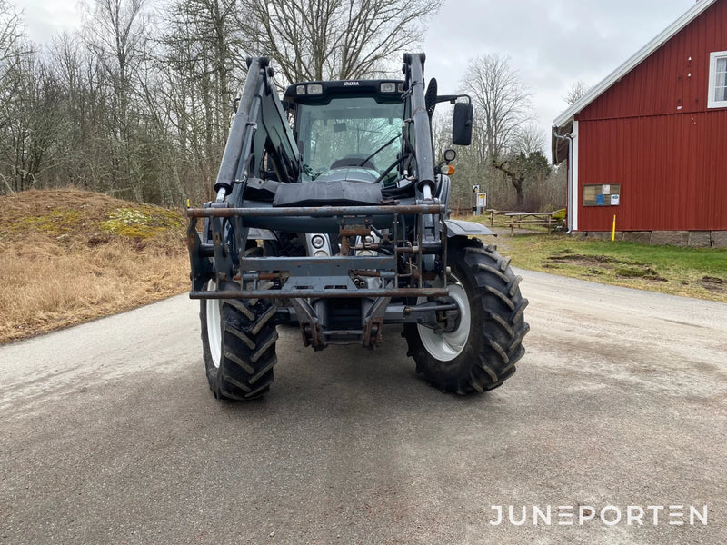 Valtra N113 med frontlastare och frontlyft