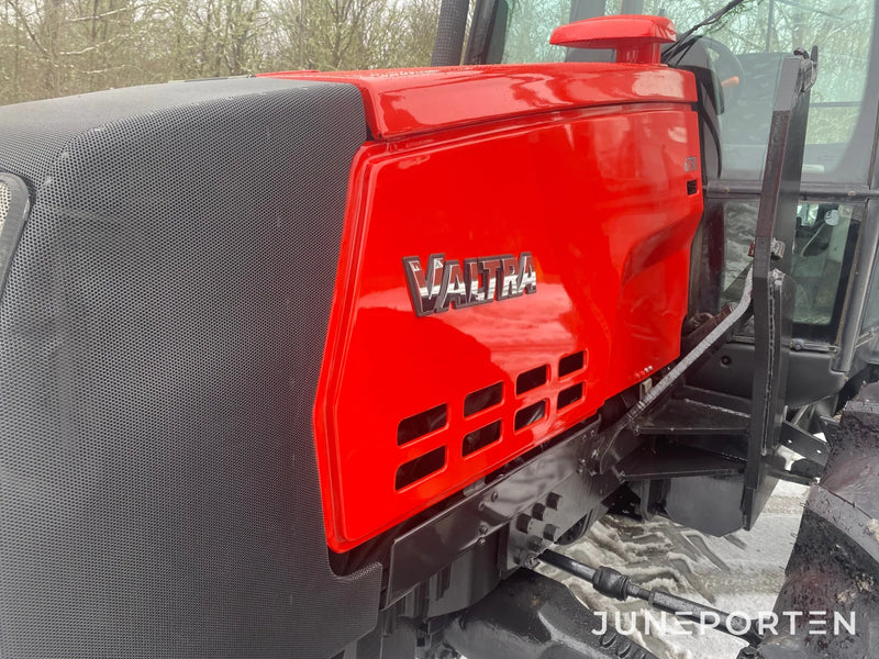 Valtra Valmet 6750 med lastarfäste