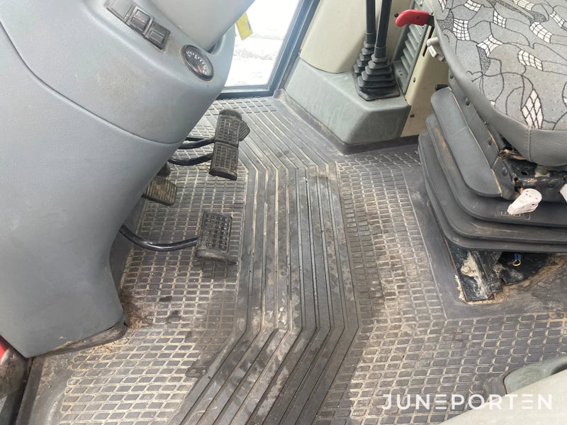 Valtra Valmet 6750 med lastarfäste