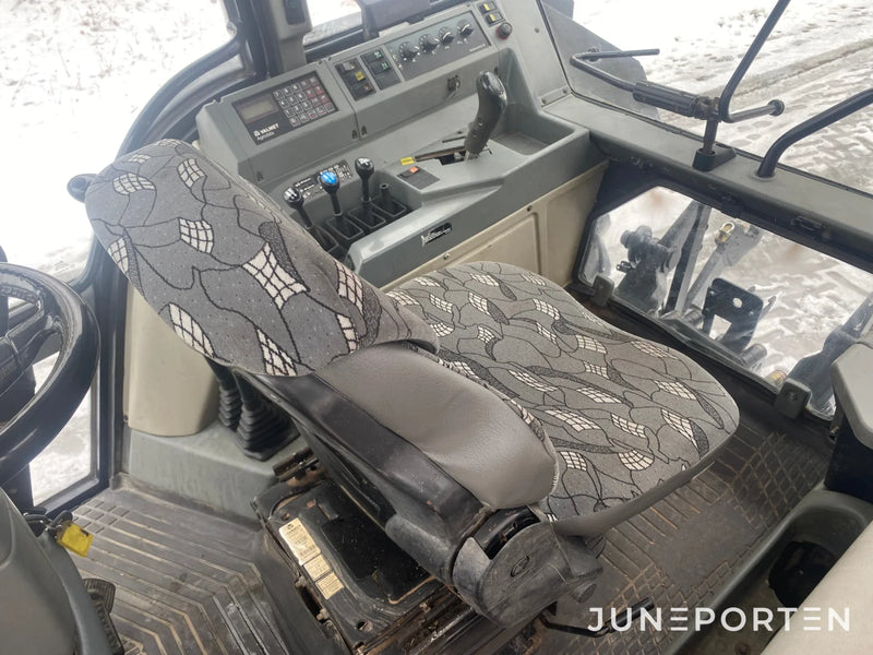 Valtra Valmet 6750 med lastarfäste