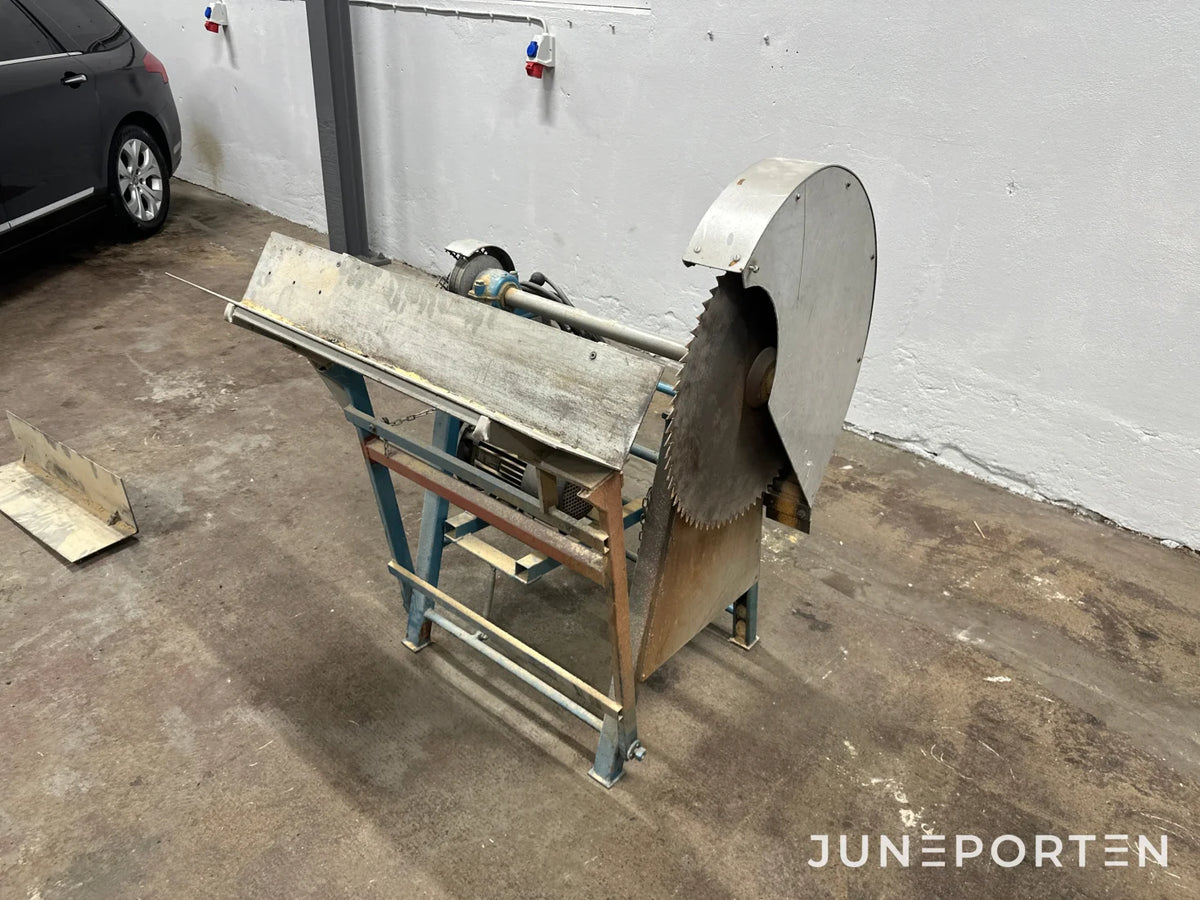 Vedkap med elektrisk klinga