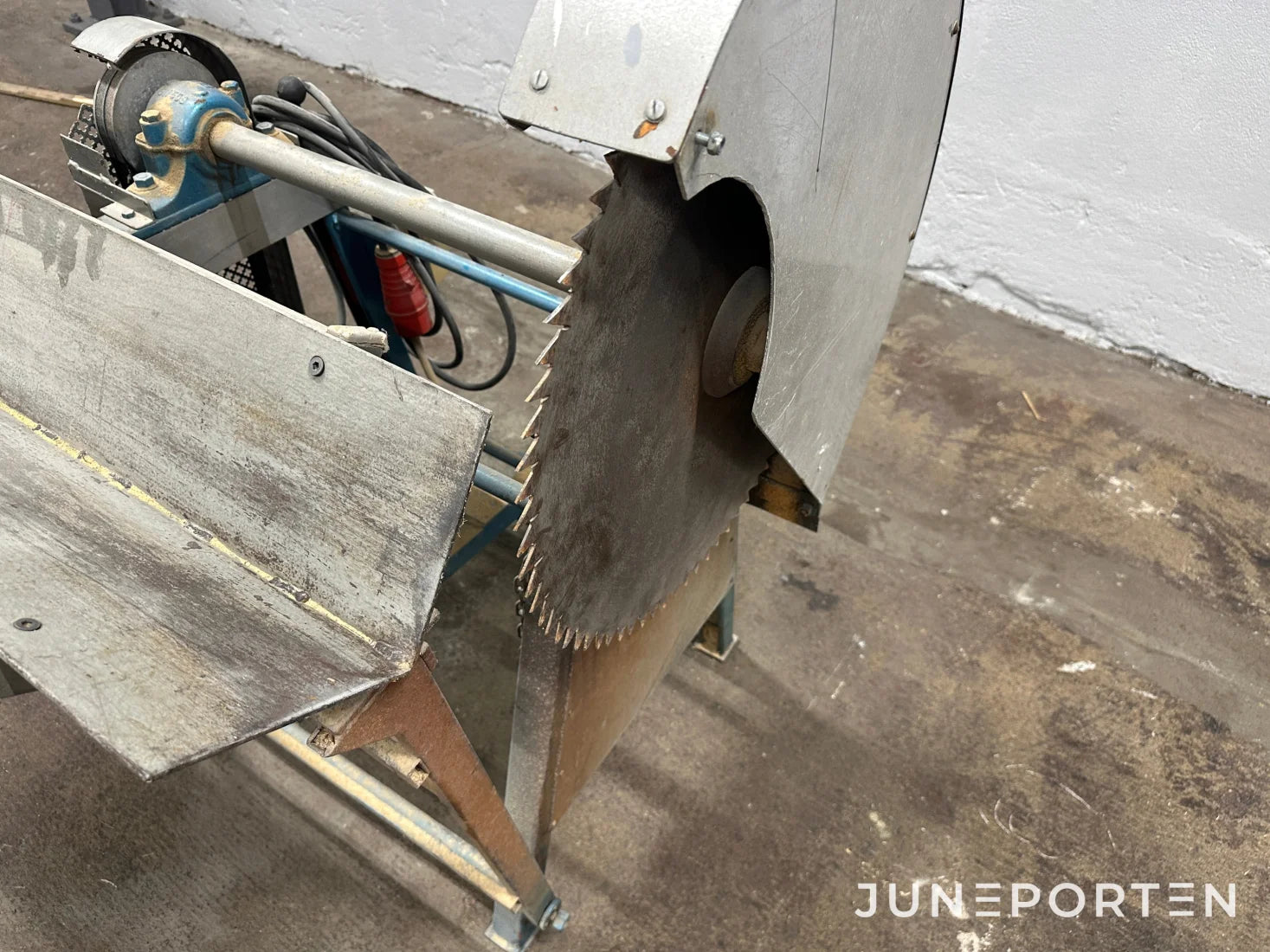 Vedkap med elektrisk klinga