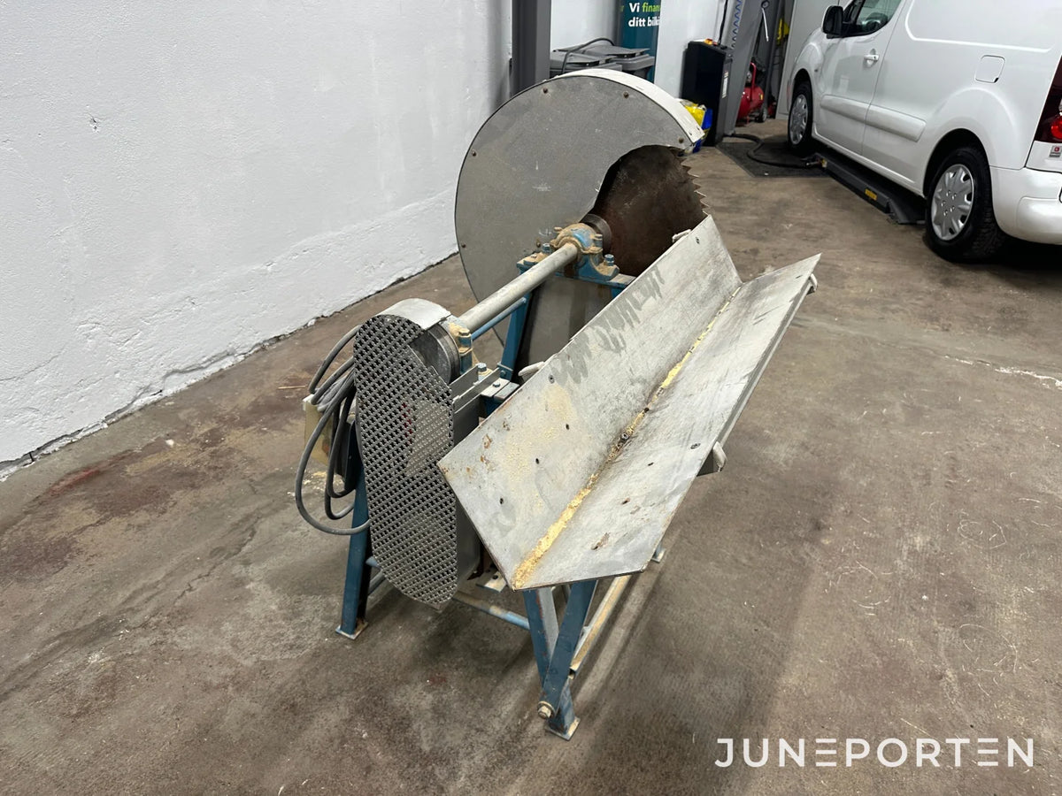Vedkap med elektrisk klinga