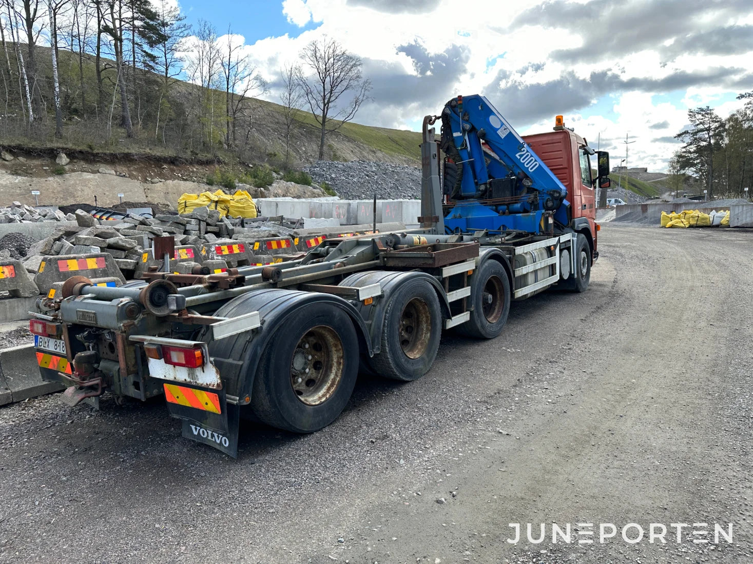 Volvo FM12 med lastväxlare & kran