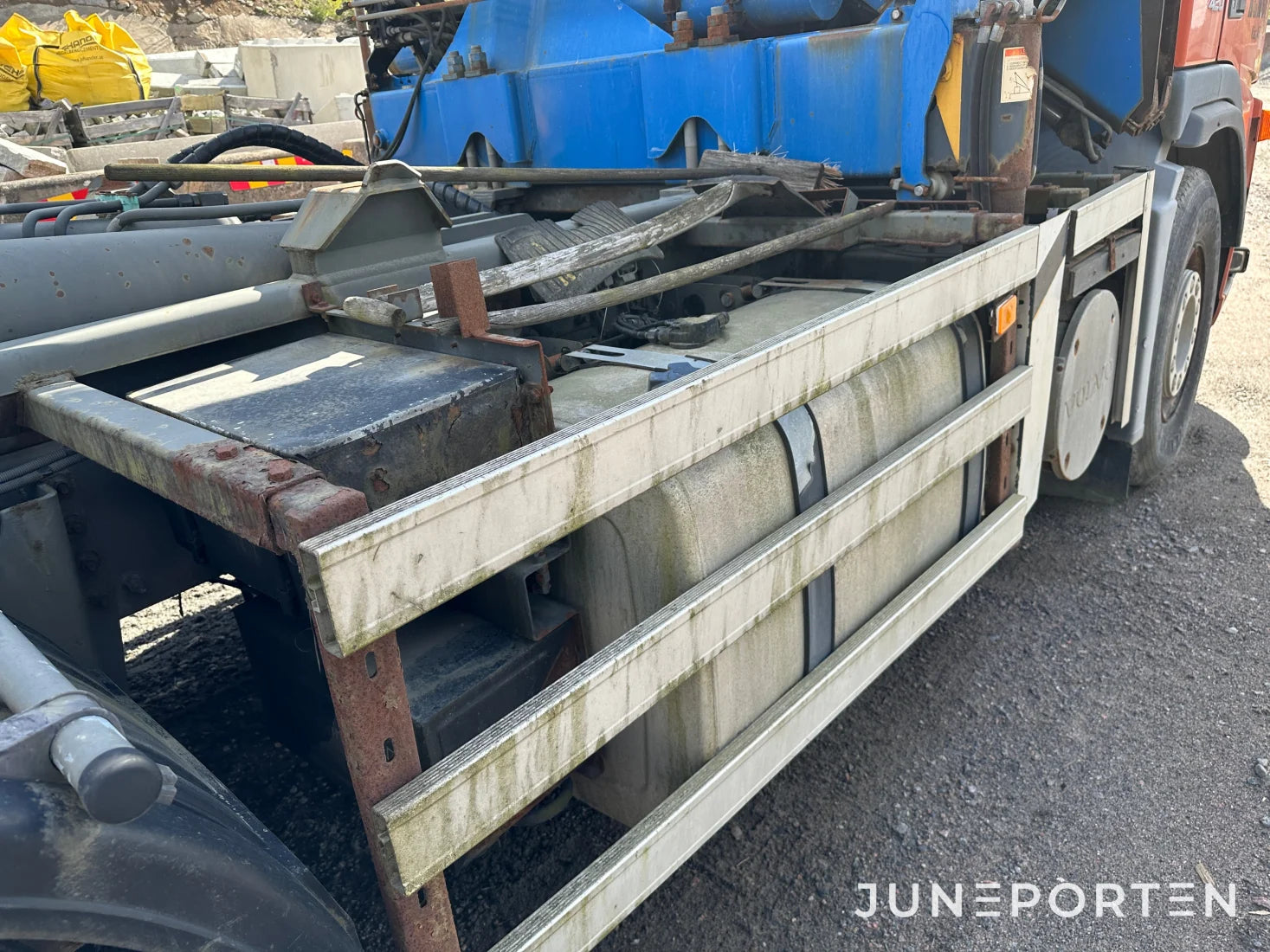 Volvo FM12 med lastväxlare & kran