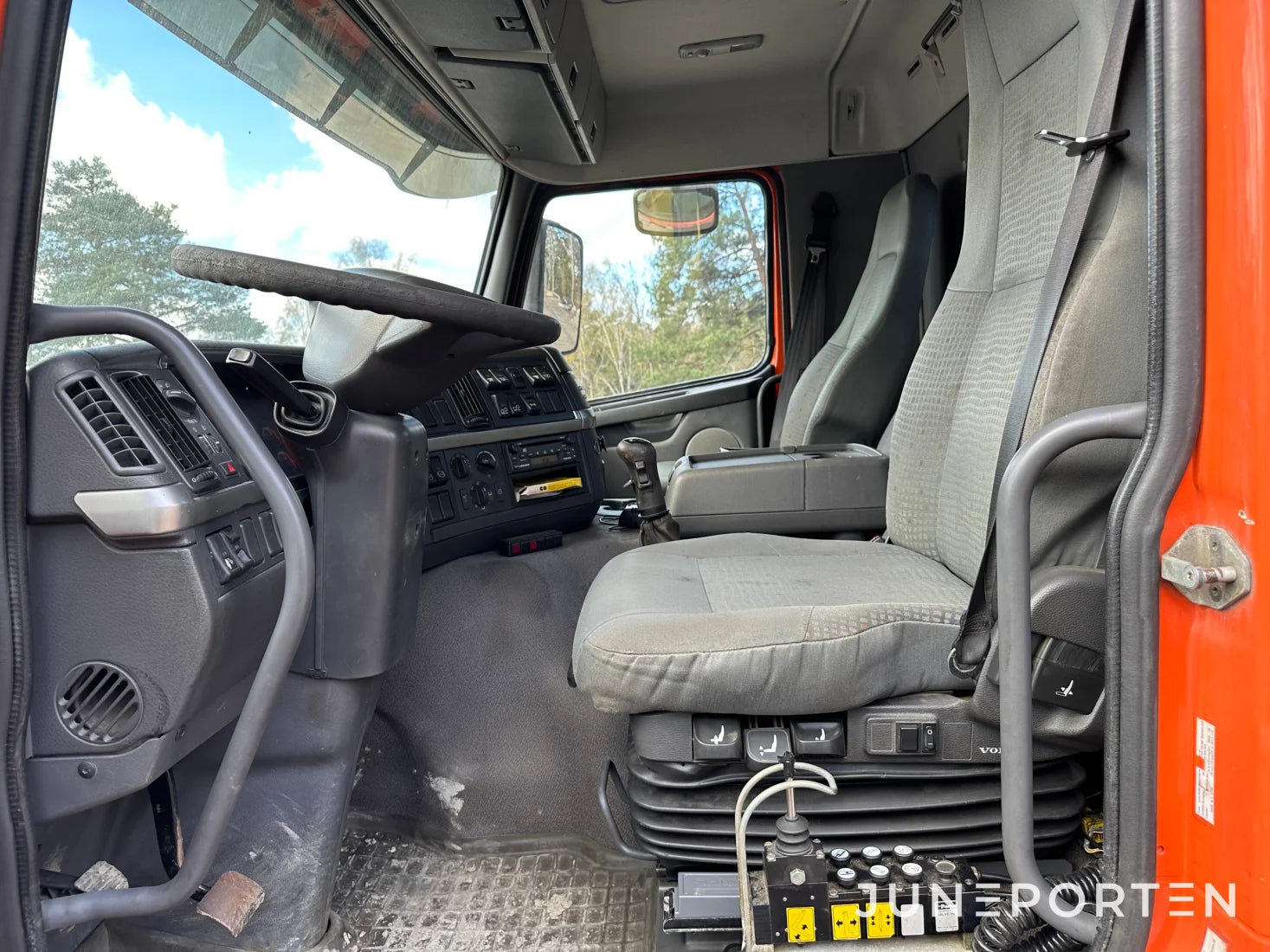 Volvo FM12 med lastväxlare & kran