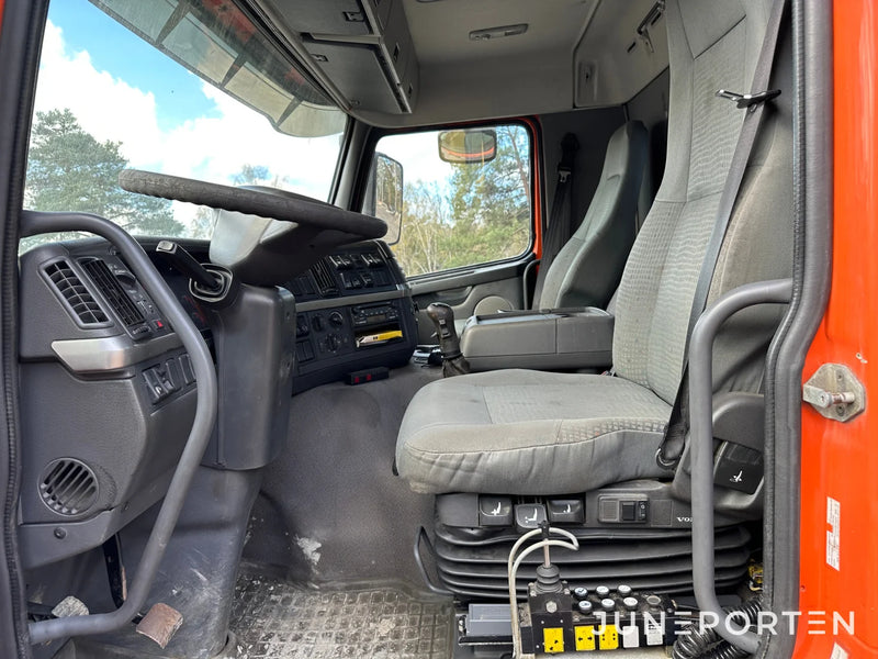 Volvo FM12 med lastväxlare & kran