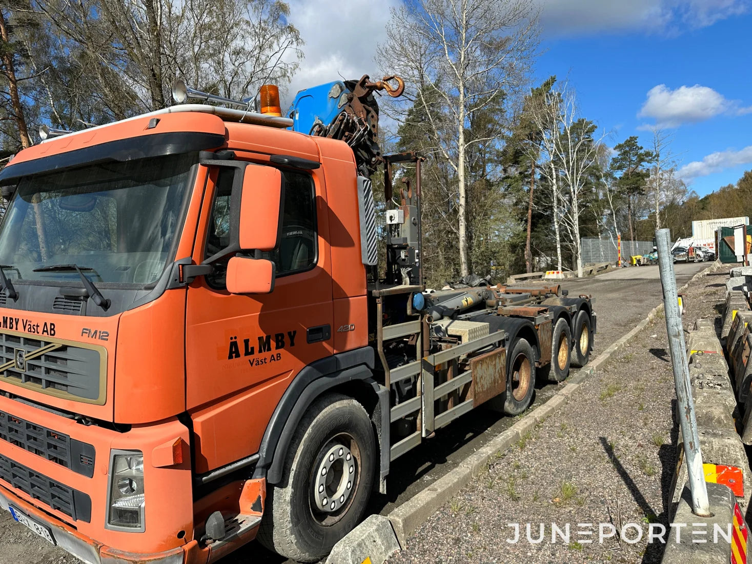 Volvo FM12 med lastväxlare & kran