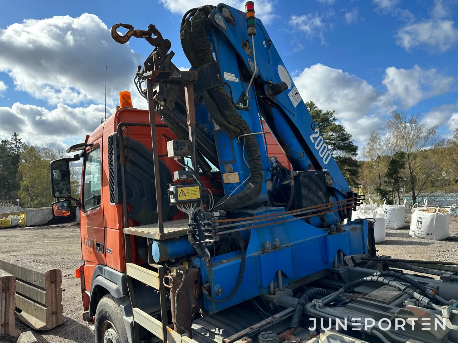 Volvo FM12 med lastväxlare & kran