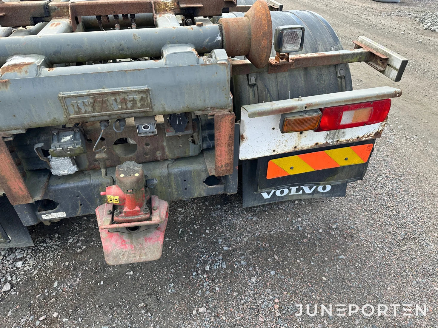 Volvo FM12 med lastväxlare & kran