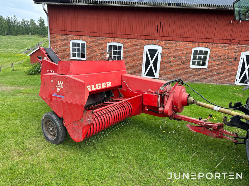 Småbalspress Welger AP 400 med kastare