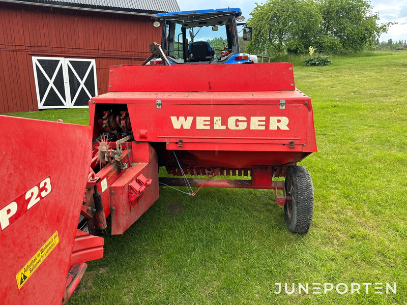 Småbalspress Welger AP 400 med kastare