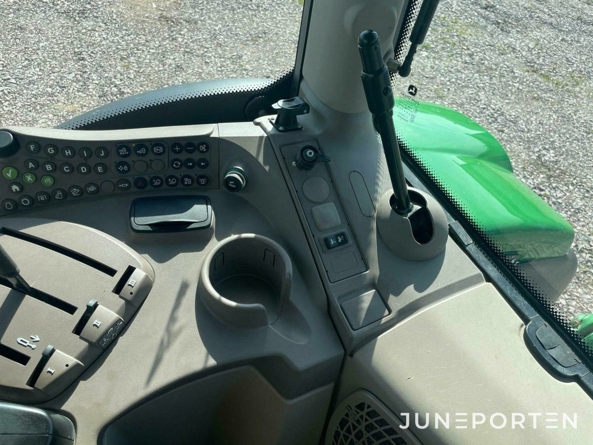 John Deere 6115R med lastare