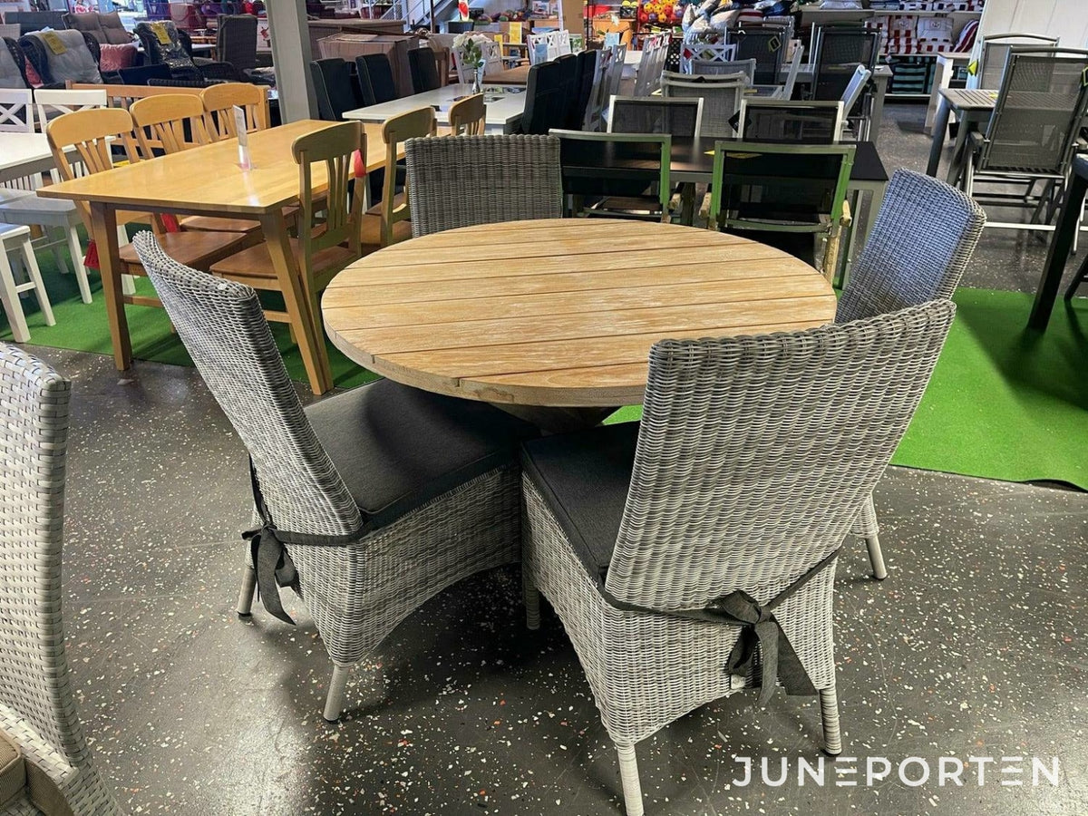 Bord av återvunnen teak med 4 stolar