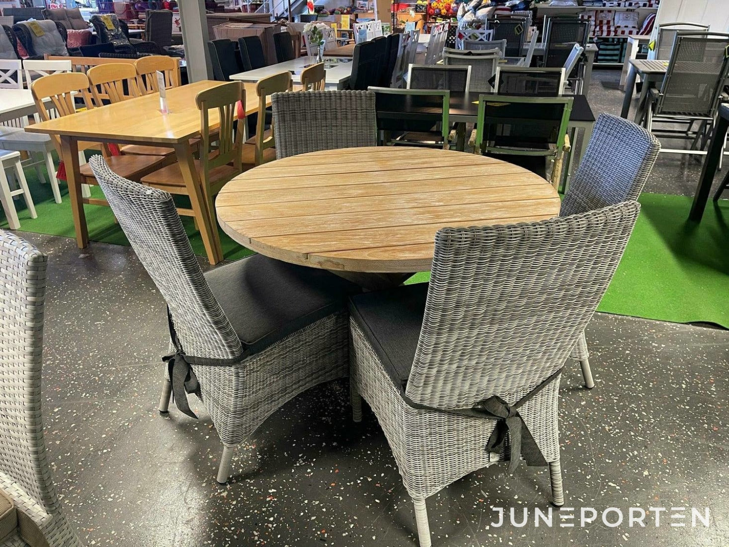 Bord av återvunnen teak med 4 stolar