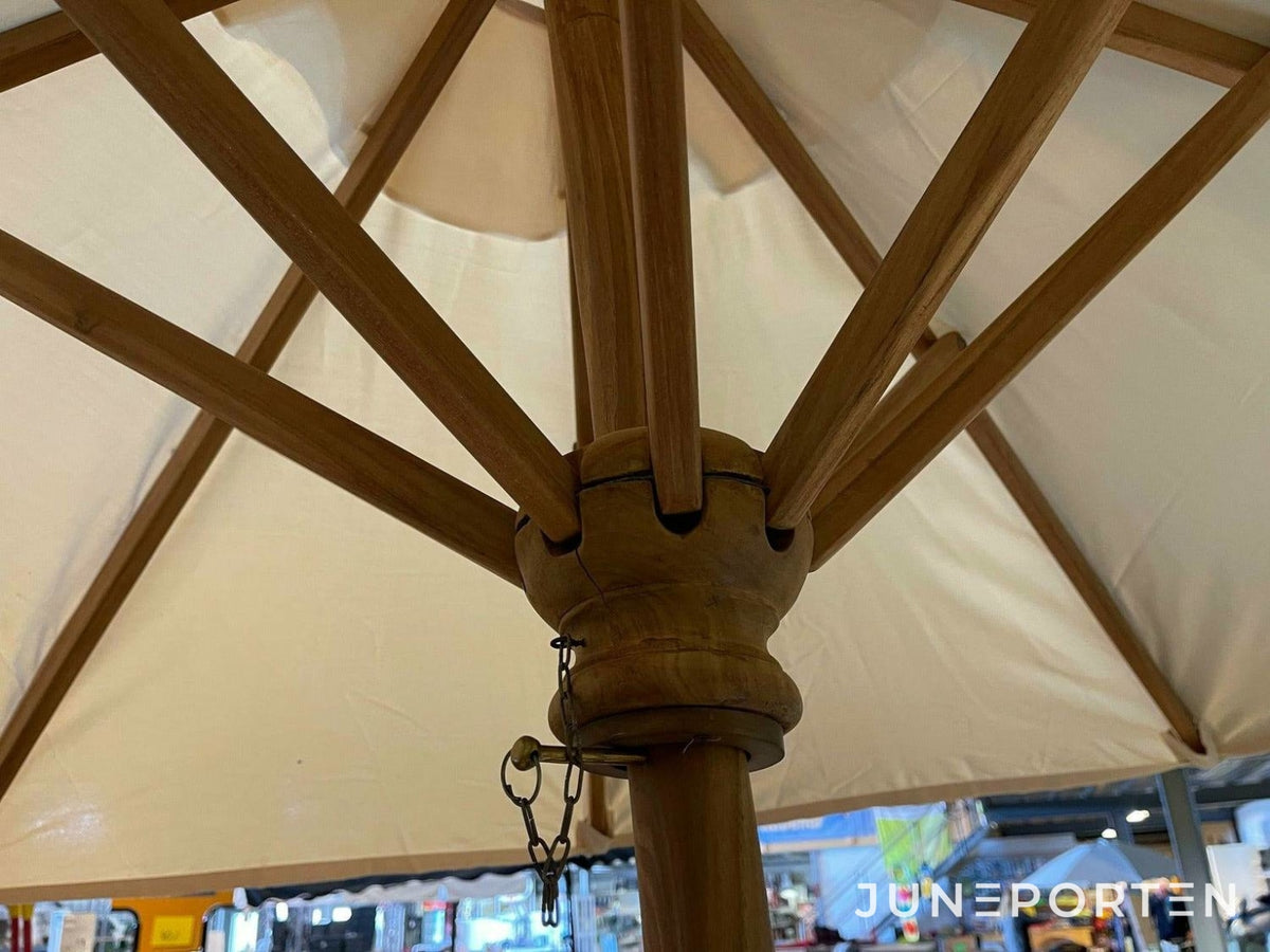 Bardisk med 4 stolar och parasol