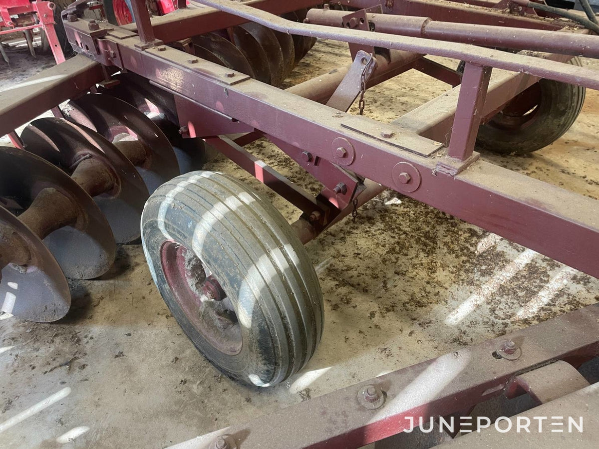 Tallriksharv med hydraulisk uppfällning