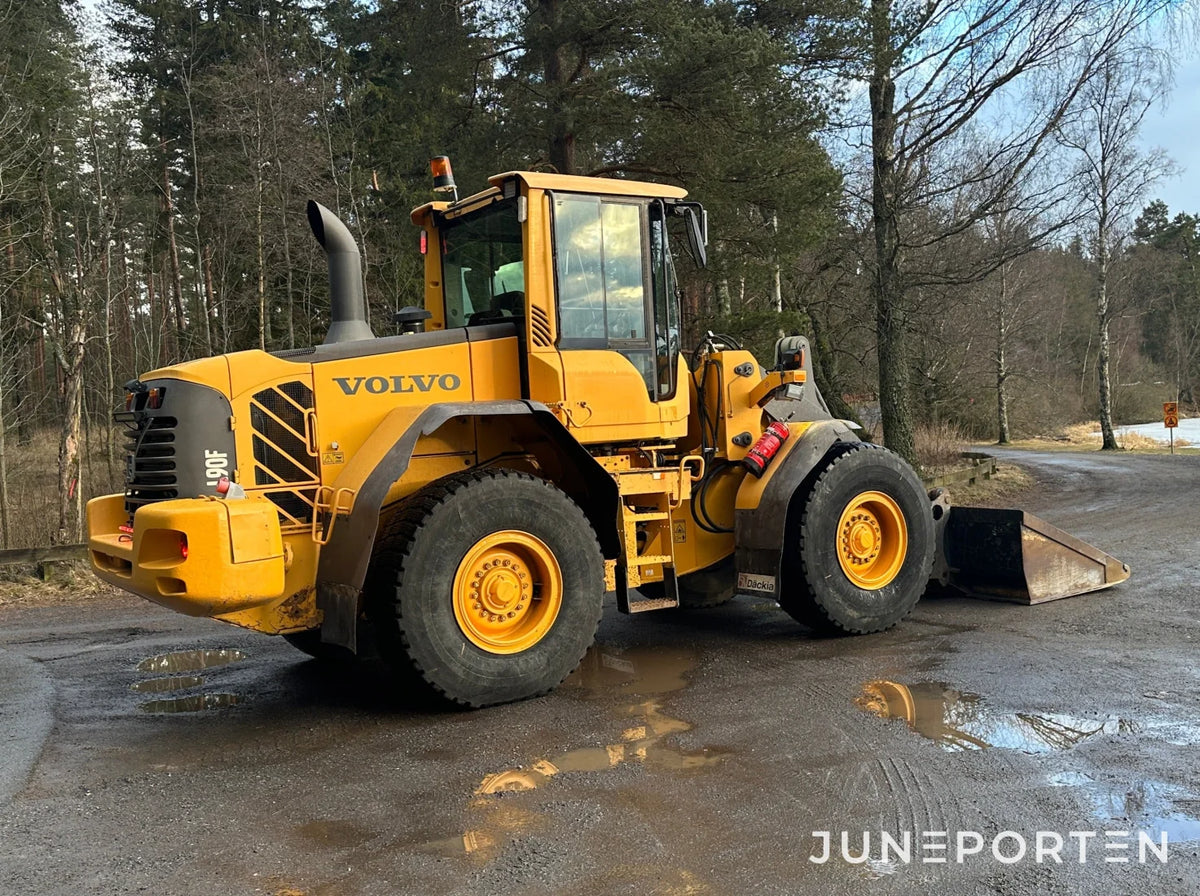 Hjullastare Volvo L90F med skopa
