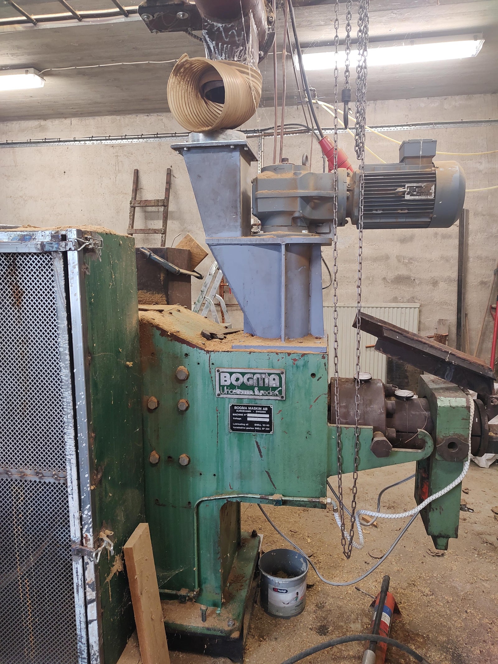 Brikettpress med silo och utmatare