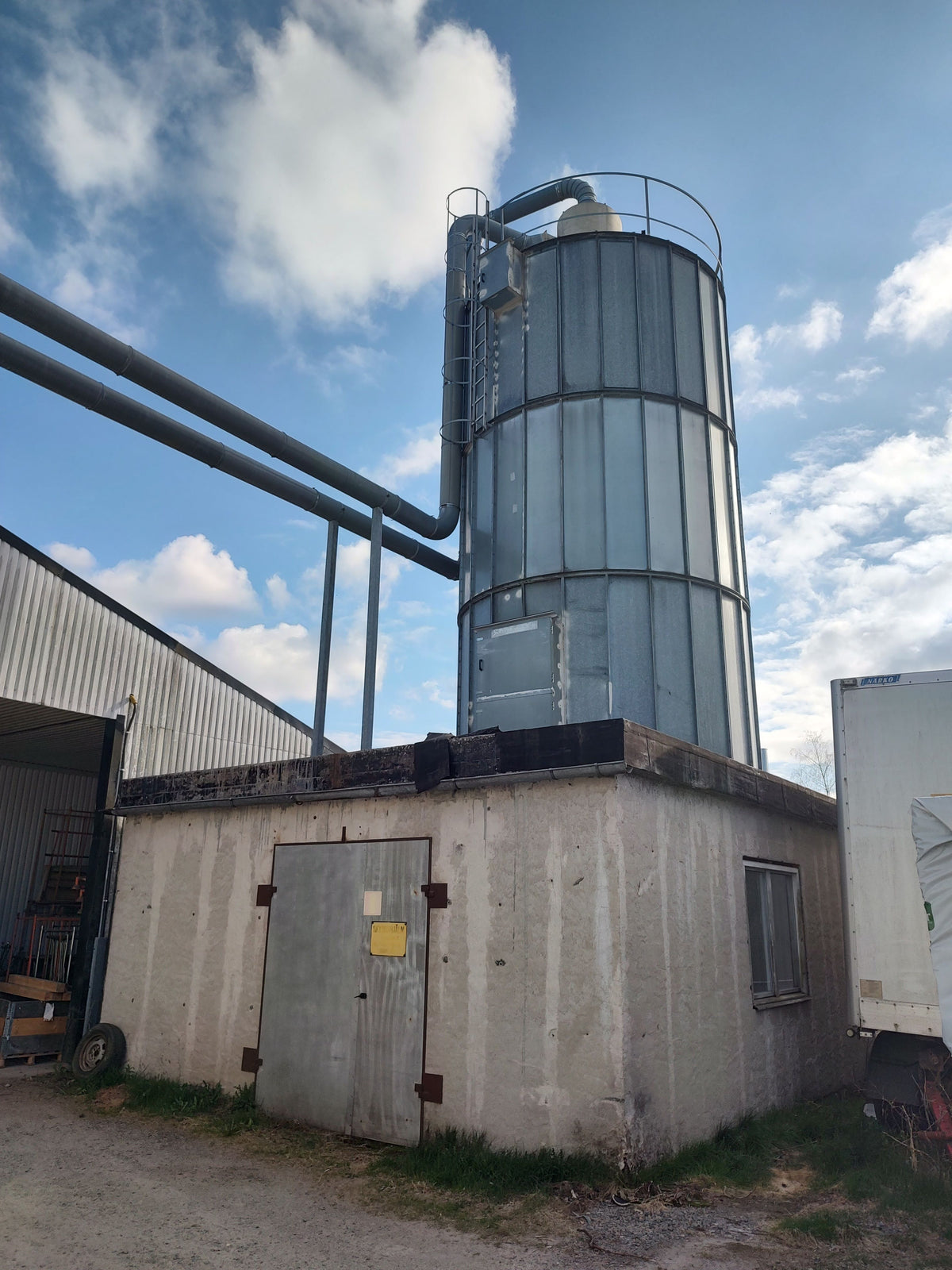Brikettpress med silo och utmatare