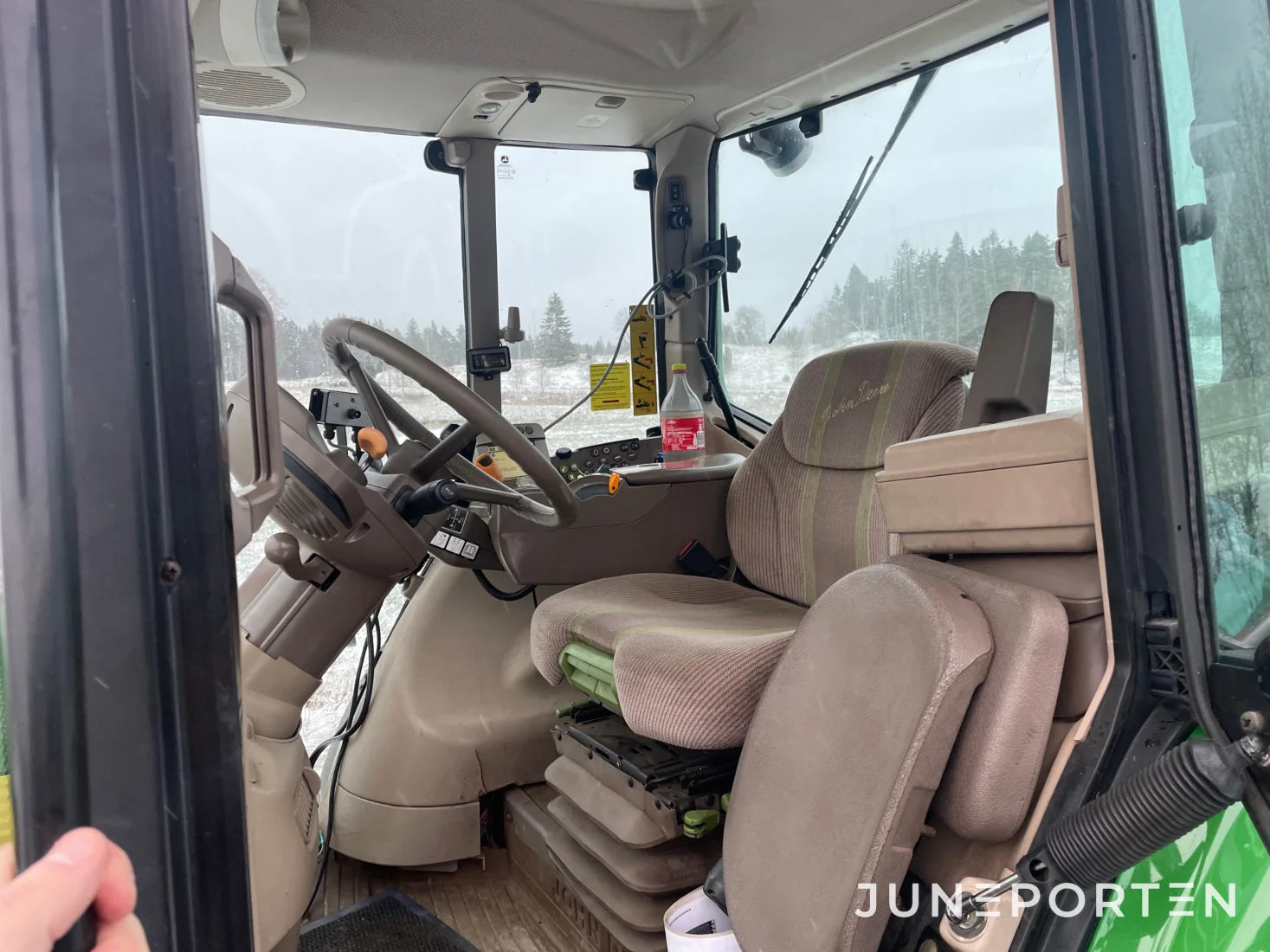 John Deere 7530 med Vikplog & Sandspridare