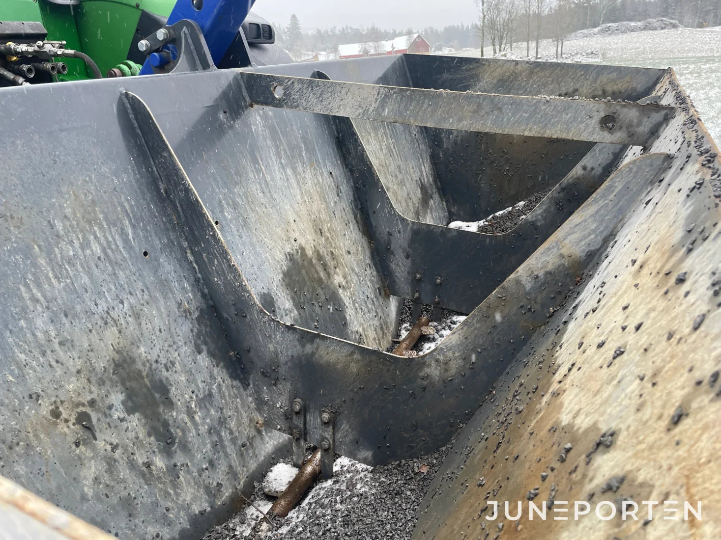 John Deere 7530 med Vikplog & Sandspridare