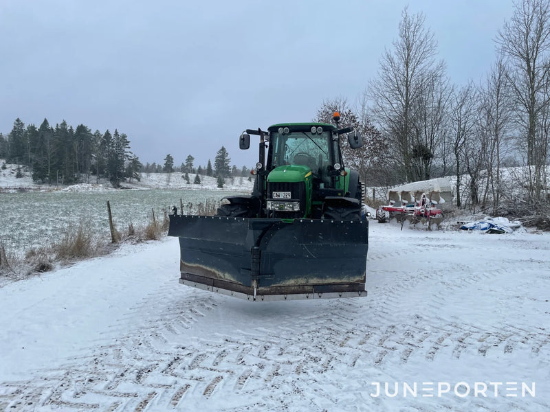 John Deere 7530 med Vikplog & Sandspridare