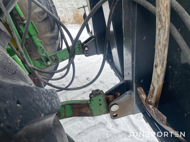 John Deere 7530 med Vikplog & Sandspridare