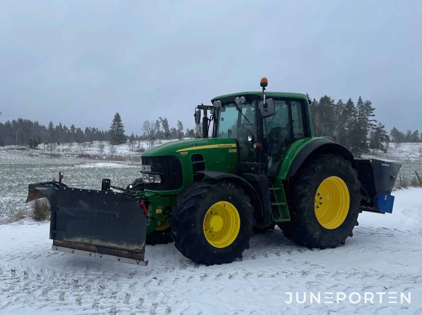 John Deere 7530 med Vikplog & Sandspridare