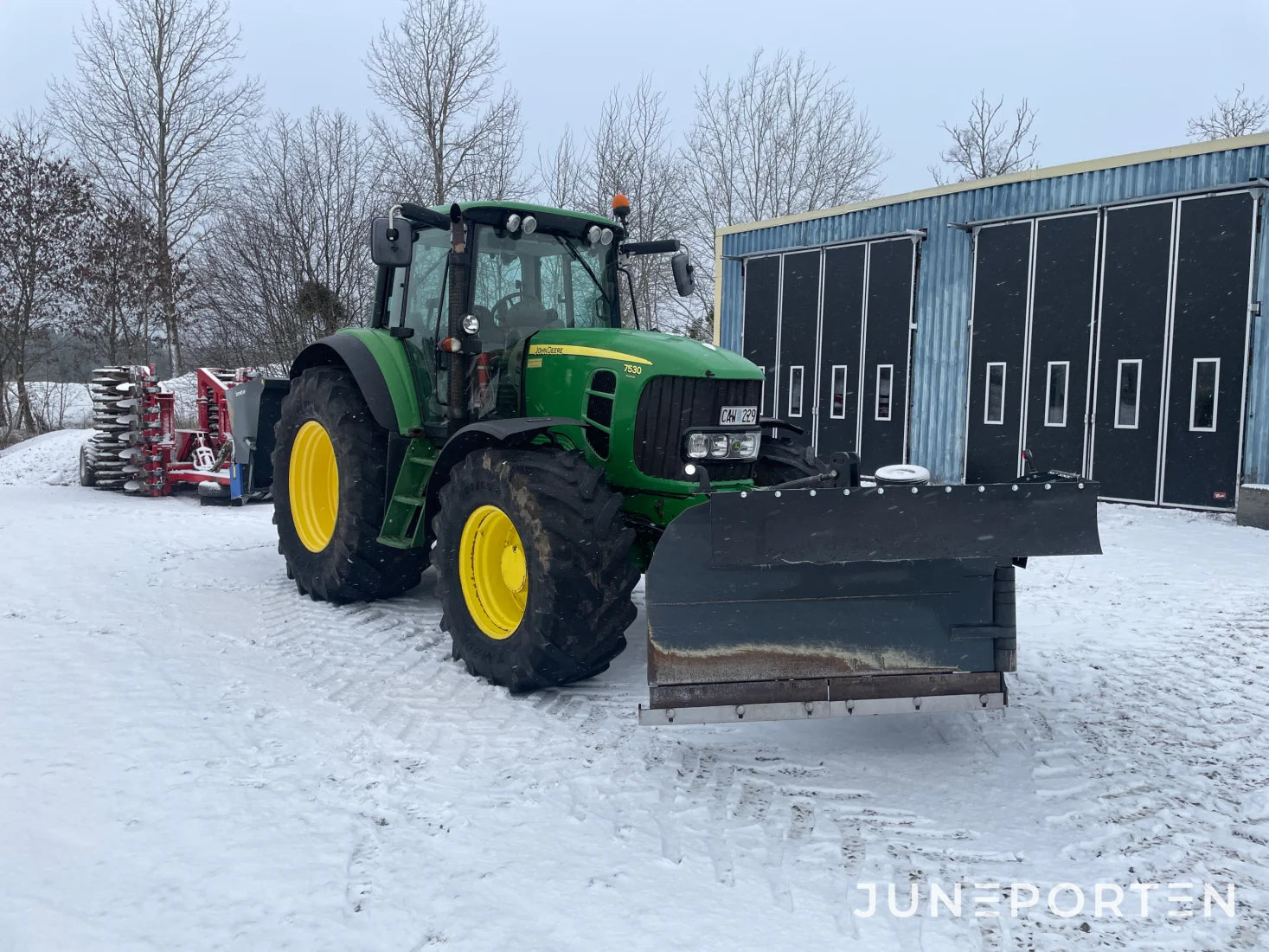 John Deere 7530 med Vikplog & Sandspridare