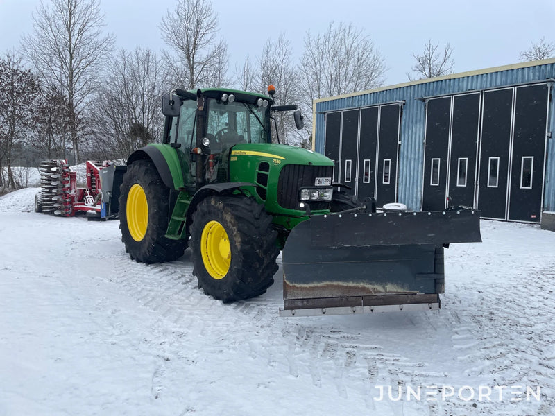John Deere 7530 med Vikplog & Sandspridare