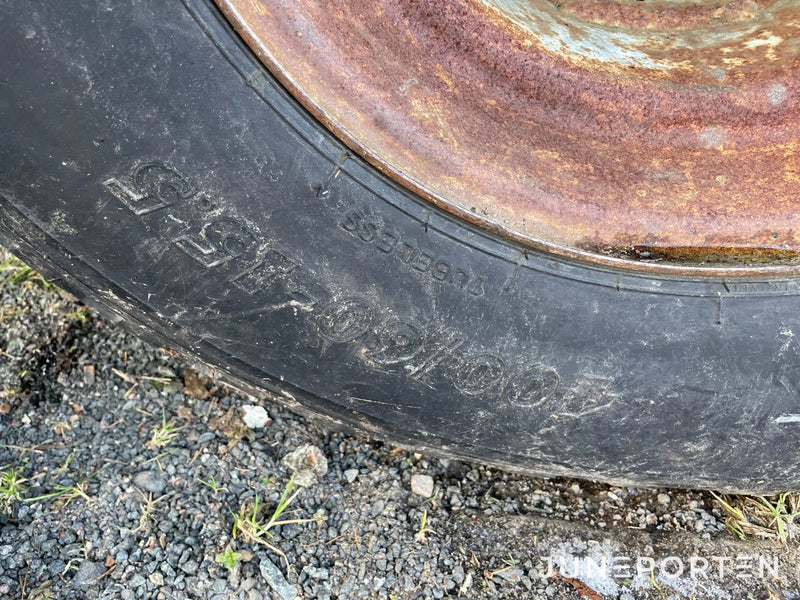 Möre skogsvagn med kran
