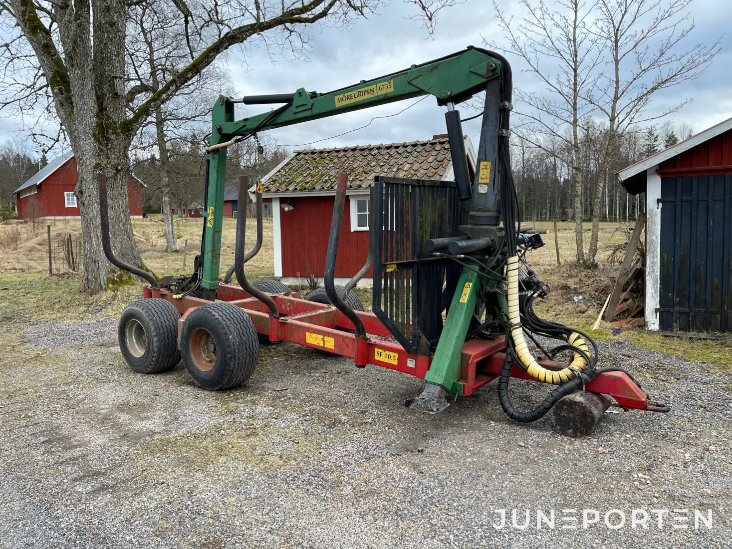 Möre skogsvagn med kran