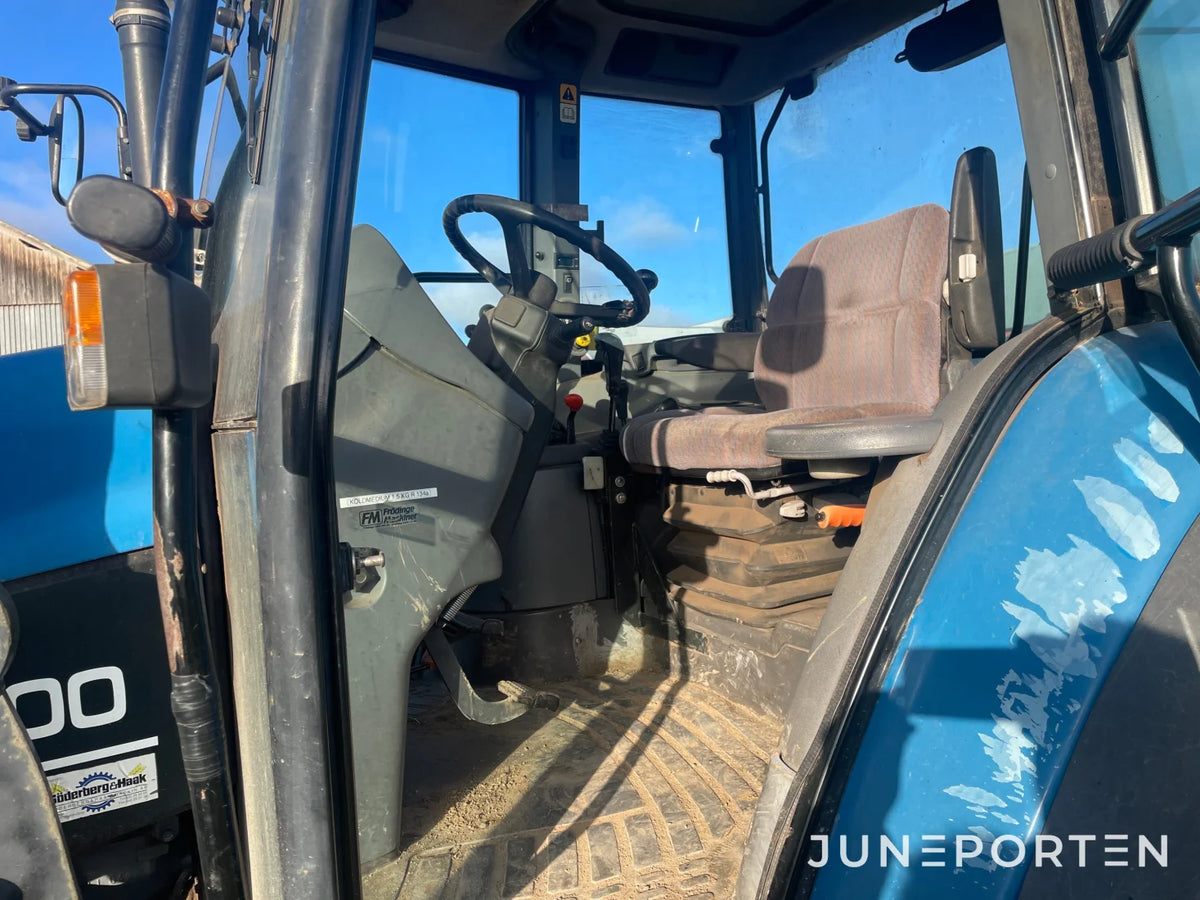 New Holland TS 100 med Lastare