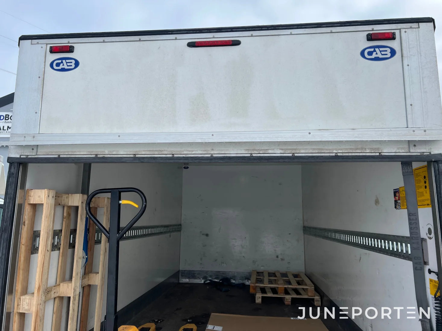 Skåpbil Iveco Daily med bakgavellyft