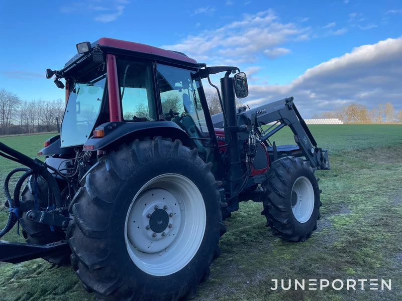 Valtra A83 med lastare & skogshytt