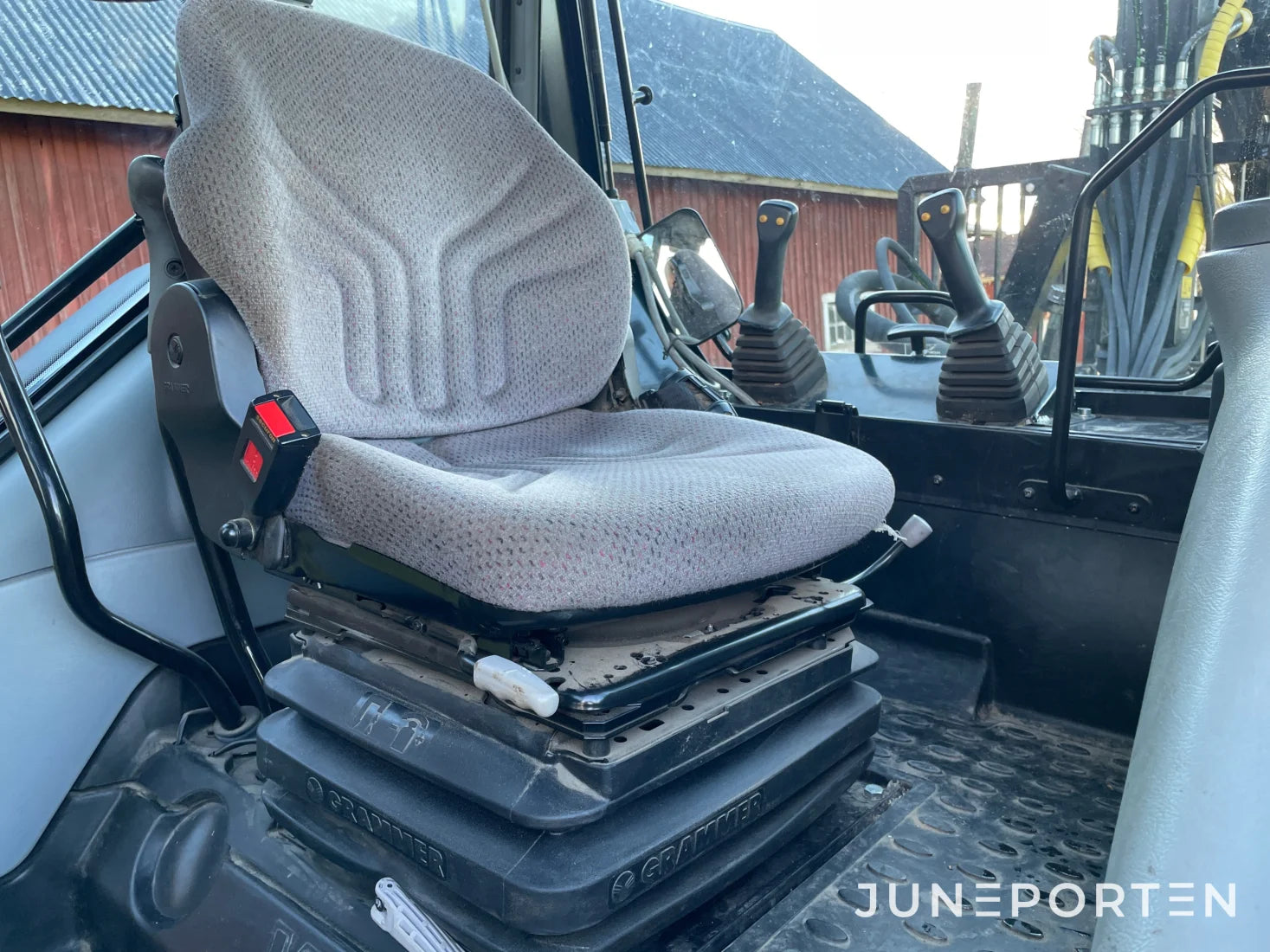 Valtra A83 med lastare & skogshytt