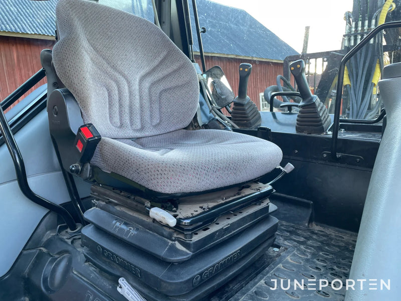 Valtra A83 med lastare & skogshytt