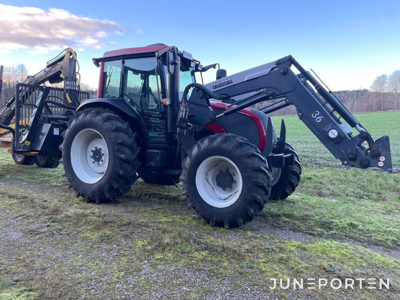 Valtra A83 med lastare & skogshytt