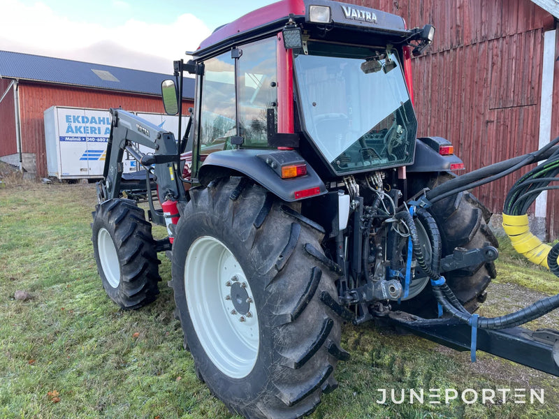 Valtra A83 med lastare & skogshytt