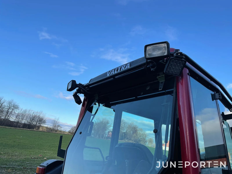 Valtra A83 med lastare & skogshytt